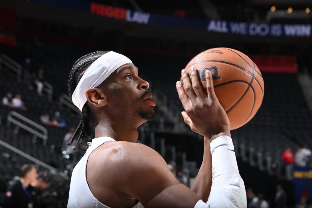 真爱，一名高中生球迷请假来看国足比赛，飞机上还在做作业